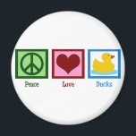 Peace Liebe Ducks Magnet<br><div class="desc">Perfektes hübsches Geschenk für jemanden, der Enten oder Babygeschenke Lieben. Ein grünes Friedensschild, ein rötliches Herz und ein niedliches, gelbes Gummidipl.</div>