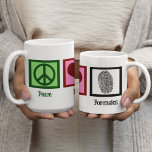 Peace Liebe Forensik Kaffeetasse<br><div class="desc">Wenn Sie forensische Wissenschaft faszinierend finden, ist dies das perfekte Design. Es verfügt über ein Friedenszeichen, Herz und Fingerabdruck.</div>