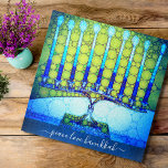 Peace Liebe Hanukkah Künstlerisch Blue Green Menor Puzzle<br><div class="desc">"Frieden, Liebe, Hanukkah." Eine nahe Foto-Illustration einer hellen, farbenfrohen, blauen und grünen künstlerischen Menorah hilft Ihnen, den Urlaub von Hanukka im Stil zu beginnen. Genießen Sie die Wärme und Freude der Ferienzeit, wenn Sie dieses atemberaubende, farbenfrohe Hanukka Platz Puzzle verwenden. Passende Karten, Umschläge, Aufkleber, Kissen, Totentaschen, Packpapier, Serviertablette, Zuhause Dekor,...</div>