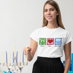 Peace Liebe Hanukkah Menorah Niedlich Women's T-Shirt<br><div class="desc">Peace Liebe Hanukkah Frauengeschenk für eine jüdische Freundin,  die Chanukah gerne feiert. Ein hübsches Friedenszeichen,  ein Herz und eine wunderschöne Menorah.</div>