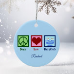 Peace Liebe Hanukkah Niedlich Blue Personalisiert Keramik Ornament<br><div class="desc">Liebe Hanukkah für einen jüdischen Menschen,  der Chanukah oder Christmakkuh gerne feiert. Ein hübsches Friedenszeichen,  Herz und eine schöne Menorah auf einem hübschen blauen Monogramm Geschenk.</div>