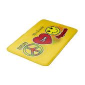 Peace Liebe Happiness Symbols mit Name auf YELLOW Badematte (Schrägansicht)