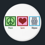 Peace Liebe Hippos Magnet<br><div class="desc">Niedliches Hippo-Geschenk mit einem hübschen grünen Friedenszeichen,  Herz und einem bezaubernden Cartoon Nilpferd.</div>