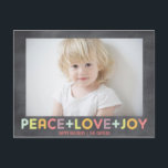 PEACE LIEBE JOY CHALKBOARD URLAUB FOTO FEIERTAGSPOSTKARTE<br><div class="desc">Feiern Sie die Saison mit dieser schlichten und zeitlosen Urlaubsfotokarte zum Thema "Joy Peace and Liebe", die in Pastelltönen (grün, gelb, orange, hellblau, rosa, lila, lila) auf einem einfachen Chalkboard-Hintergrund (herausnehmbar) mit Holzkohlenkalkplatten (herausnehmbar) gestaltet ist. Eine wunderschöne, aber preisgünstige Weihnachts- und Feiertagen-Gruhekarte-Karte, die Ihren Freunden-Freunden Freunden-Freunden-Freunden Freunden Freuden Freunden Freunden...</div>