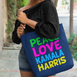 Peace Liebe Kamala Harris Niedlich Blue Tasche<br><div class="desc">Niedliche Peace Liebe Kamala Harris blaue Tasche für einen progressiven Demokraten,  der lustige,  farbenfrohe politische Entwürfe Liebe. Wahl Kamala für den Präsidenten bei den Wahlen 2024. Ein lustiges,  liberales Design in hellen Farben.</div>