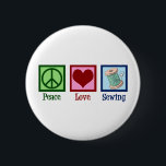 Peace Liebe Nähen Niedlich Seamstress Button<br><div class="desc">Ein niedliches Seemannsgeschenk für jemanden, der Kleidung näht und bearbeitet. Hübsche Liebe Nähen vorhanden.</div>