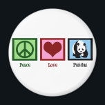 Peace Liebe Pandas Magnet<br><div class="desc">Ein schöner Panda-Bär in einem blauen Platz neben einem grünen Schild und einem roten Herz auf einem wunderschönen Kühlschrankmagnet. Ich Liebe niedliche Pandas auf meinem Kühlschrank.</div>