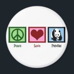 Peace Liebe Pandas Magnet<br><div class="desc">Ein schöner Panda-Bär in einem blauen Platz neben einem grünen Schild und einem roten Herz auf einem wunderschönen Kühlschrankmagnet. Ich Liebe niedliche Pandas auf meinem Kühlschrank.</div>