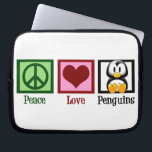 Peace Liebe Penguins Laptopschutzhülle<br><div class="desc">Ein grünes Friedenszeichen,  ein rotes Herz und ein niedlicher Pinguin. Ich Liebe hübsche Tiergeschenke.</div>