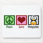 Peace Liebe Penguins Mousepad<br><div class="desc">Ich Liebe Pinguine. Sie sind alles,  was die Welt außer Frieden und Liebe braucht. Ein hübsches grünes Friedenszeichen,  niedliches rotes Herz und ein bezaubernder Pinguin.</div>