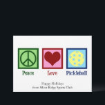 Peace Liebe Pickleball Niedlich anpassbar Feiertagskarte<br><div class="desc">Peace Liebe Pickleball-Urlaubskarte für einen Pickle-Ball-Spieler mit einem niedlichen Friedenszeichen,  Herz und einem Gelbball für den Sport. Personalisieren Sie mit Ihrer eigenen Happy Holidays Nachricht für hübsche Sportclub Weihnachtskarten.</div>