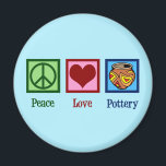 Peace Liebe Pottery Magnet<br><div class="desc">Ein hübsches Töpfermagnet-Geschenk für einen Künstler, der mit Ton und einem Ofen Keramik Kunst und Töpfe herstellt. Ein niedliches grünes Friedenszeichen, ein rotes Herz und ein schönes Schüsselbild aus der Grafikfabrik. Ein schönes Töpfergeschenk oder eine tolle Möglichkeit, Ihre Keramiken-Klassen oder Töpferladen zu werben.</div>