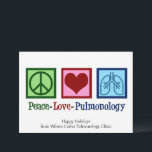 Peace Liebe Pulmonology Customizable Pulmonologe Feiertagskarte<br><div class="desc">Peace Liebe Pulmonology Urlaubskarten. Eine coole Pulmonologe Weihnachtskarte für einen Lungenarzt oder eine Krankenschwester mit einem Friedenszeichen,  Herz und Lunge. Ein großartiges Design für einen Lungenspezialisten,  der Asthma und andere Atembeschwerden Leckereien macht.</div>