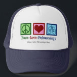 Peace Liebe Pulmonology Customizable Pulmonologe Truckerkappe<br><div class="desc">Peace Liebe Pulmonology hat einen Hut. Ein cooles Lungenologistengeschenk für einen Lungenarzt oder eine Krankenschwester mit einem Friedenszeichen,  Herz und Lunge. Ein großartiges Design für einen Lungenspezialisten,  der Asthma und andere Atembeschwerden Leckereien macht.</div>