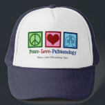 Peace Liebe Pulmonology Customizable Pulmonologe Truckerkappe<br><div class="desc">Peace Liebe Pulmonology hat einen Hut. Ein cooles Lungenologistengeschenk für einen Lungenarzt oder eine Krankenschwester mit einem Friedenszeichen,  Herz und Lunge. Ein großartiges Design für einen Lungenspezialisten,  der Asthma und andere Atembeschwerden Leckereien macht.</div>