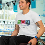 Peace Liebe Recreational Therapy Custom Therapist T-Shirt<br><div class="desc">Peace Liebe Erholungstherapie. Niedliches therapeutisches Erholungsgeschenk für einen Therapeuten,  der Eingriffe einsetzt,  um Menschen mit Behinderungen zu helfen. Ein Friedenszeichen,  Herz und Person im Rollstuhl. Personalisieren Sie diesen Therapeuten T - Shirt mit einem Namen.</div>