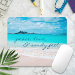 Peace Liebe Sandy Feet Hawaii Tropical Beach Foto Mousepad<br><div class="desc">"Ruhe, Liebe und Sandfüße." Erinnere dich an den frischen Salzgeruch der Meeresluft, wenn du dieses atemberaubende, lebendige Fotomousepad benutzt. Entdecken Sie die Einsamkeit eines leeren hawaiianischen Strandes. Ein tolles Geschenk für jemanden, der etwas Besonderes ist! Sie können dieses Mousepad leicht personalisieren. Bitte schicken Sie mir eine Nachricht mit Fragen oder...</div>