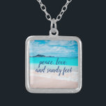 Peace Liebe Sandy Feet Tropical Hawaii Beach Foto Versilberte Kette<br><div class="desc">"Ruhe, Liebe und Sandfüße." Lassen Sie sich von dem frisch salzhaltigen Geruch der Meeresluft in jedem Fall verzaubern, wenn Sie diese atemberaubende, lebendige Foto-Halskette tragen. Diese Halskette ist in kleinen, mittleren und großen Größen sowie in quadratischer und kreisförmiger Form erhältlich. Sie können diese Kette in Ihrer Wahl von Sterlingsilber, Silberplattierungen...</div>