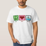 Peace Liebe Sharks T-Shirt<br><div class="desc">Haie sind cool. Ein grünes Friedensschild,  ein rotes Herz und ein phantastischer Hai mit scharfen Zähnen,  die aus dem Meer springen und heftig aussehen. Ich Liebe Meerestiere.</div>