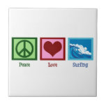 Peace Liebe Surfing Fliese<br><div class="desc">Ein Zeichen der Ruhe, des Herzens und der schönen Ozeanufer. Ein tolles Geschenk für Surfer.</div>