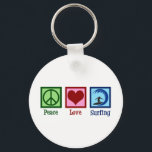 Peace Liebe Surfing Schlüsselanhänger<br><div class="desc">Peace Liebe Surfgeschenk. Ein phantastisches Surfdesign mit einem Schild für Ruhe,  Herz und einem coolen Surfer auf einem Surfbrett mit blauen Wellen. Ich Liebe,  zum Ozean zu gehen,  wenn das Surfen wild ist.</div>