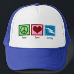 Peace Liebe Surfing Truckerkappe<br><div class="desc">Ein Friedensschild,  ein Herz und schöne blaue Wellen,  die im Ozean abstürzen.</div>