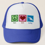 Peace Liebe Surfing Truckerkappe<br><div class="desc">Ein Friedensschild,  ein Herz und schöne blaue Wellen,  die im Ozean abstürzen.</div>