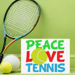 Peace Liebe Tennis Niedlich Weihnachten<br><div class="desc">Peace Liebe Tennis. Eine niedliche Tennisspielerkarte mit einem gelben Tennisball als O in der Liebe. Ruhe und Tennis geschrieben in blau und grün für Ihre Ferienkarten.</div>