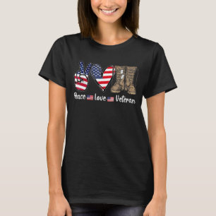 Peace Liebe Veteran US Flag Combat Boots Veteran D T-Shirt
