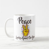 Peace Looks Good on You – Positive Vibes Graphic Kaffeetasse (Links)