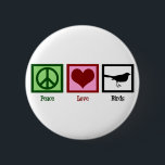 Peace Love Birds Button<br><div class="desc">Vögel sind ein schönes Geschenk der Natur. Dieser hübsche Knopf verfügt über ein grünes Friedenszeichen, ein rotes Herz und eine schwarze Vogelsilhoutte, die auf einem Platz sitzt. Ein niedliches Weihnachtsgeschenk für einen Vogelbeobachter in die Vogelbeobachtung.</div>