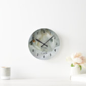 Peace on Earth White Horse in Winter Runde Wanduhr (Zuhause)