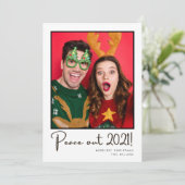 Peace Out 2021 Fun Couple Foto Weihnachten (Stehend Vorderseite)