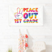 Peace Out First Grade Gefärbte Krawatte Letzter Ta Banner (Insitu)