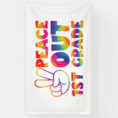 Peace Out First Grade Gefärbte Krawatte Letzter Ta Banner (Vertikal)