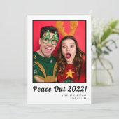 Peace Out Fun Couple Foto Weihnachten (Stehend Vorderseite)