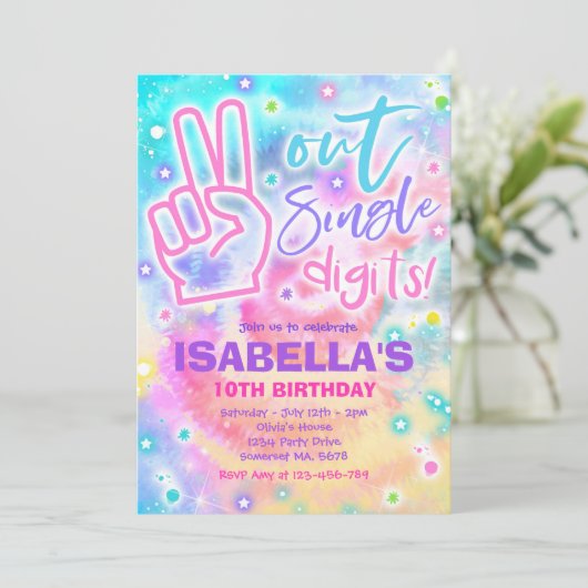 Peace Out Single Digits Hippy Gefärbte Krawatte Bi Einladung (Stehend Vorderseite)