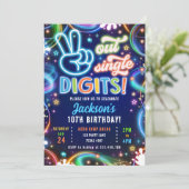 Peace Out Single Digits Neon Glow Boy Geburtstag Einladung (Stehend Vorderseite)