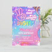 Peace Out Single Digits Neon Glow Girl Birthday Einladung (Stehend Vorderseite)
