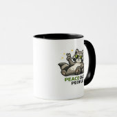 Peace Over People Funny Raccoon Introvert Design Tasse (VorderseiteRechts)