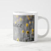 "Peace" Phrase, Feld der Sonnenblumen, Schwarz & W Jumbo-Tasse (Rechts)