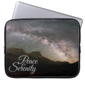 Peace & Serenity Mountain Night Sky Laptopschutzhülle (Vorderseite)