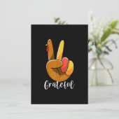 Peace Sign Hand Turkey Thanksgiving Grateful Women Einladung (Stehend Vorderseite)