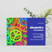 Peace Sign Pattern Groovy 60er Vibe Birthday Einladung (Stehend Vorderseite)