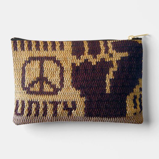 Peace Sign Unity Fist Brown Artisan Crochet Print Zubehörtasche (Rückseite)
