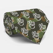 PEACE Symbol Hand V Signage Hippie Green Camouflag Krawatte (Gerollt)