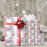 Peace Typografy Christmas Gnomes Holiday Geschenkpapier<br><div class="desc">"Peace" schwarze extravagante Typografie,  mit "Sleep in Himmlisch" darüber und zwei Weihnachtszwergen mit grünen und roten Hüten. Einer schläft,  der andere schaut auf den Text zu. Rosa und blaue Aquarellwand in der oberen links Ecke.</div>