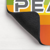 Peace Word Letters - Flag auf Rainbow Background Mousepad (Ecke)