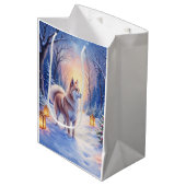 Peaceful Akita on Snow Lantern Path Christmas Dog Mittlere Geschenktüte (Vorderseite Schrägansicht)