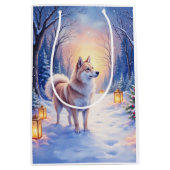 Peaceful Akita on Snow Lantern Path Christmas Dog Mittlere Geschenktüte (Vorderseite)